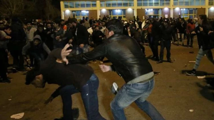Άγριες ομάδες μεταναστών οπλισμένοι με μαχαίρια, σουβλιά και σουγιάδες επιτίθονται σε πολίτες στην Πλατεία Κάνιγγος